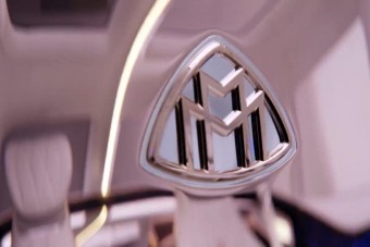 Odacsap a Bentley Bentaygának a Maybach