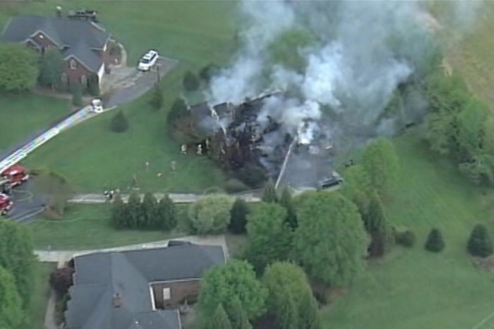 Kigyulladt a parkoló autó, az egész ház leégett