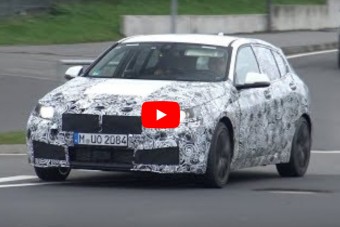 Megújul a legkisebb sport-BMW, mindenkit lenyom