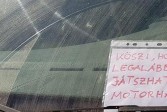 Jópofa nosztalgiacetli landolt egy pesti autós szélvédőjén, mert nem tud normálisan parkolni