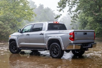 Személyautó alapokra készít pickupot a Toyota