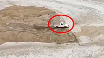 Ennek az áradás elől menekülő sofőrnek garantáltan drukkolni fogsz