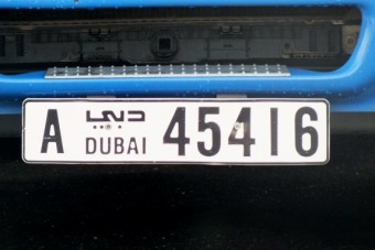 Digitális kijelzőre cserélnék a rendszámtáblát