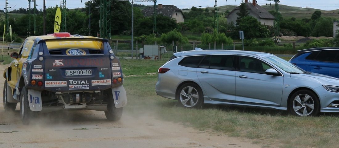 450 liter benzin elé kötözve egy forró ketrecben