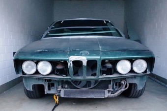 Ritka BMW-re bukkantak egy garázsban