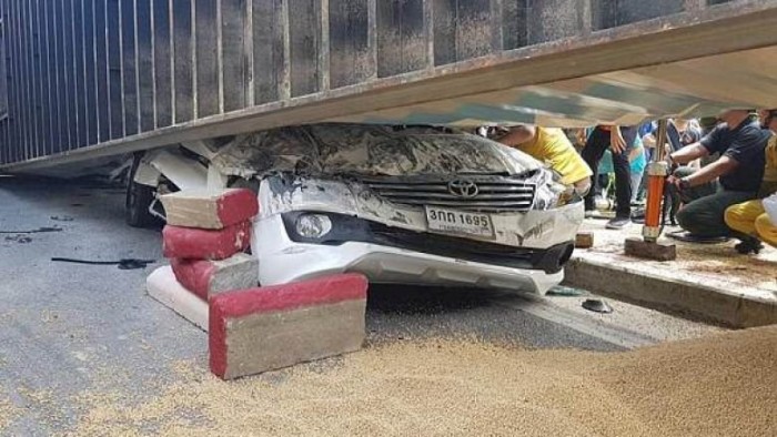 46 tonnás konténer lapította ki autóját, túlélte 2