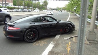 Így kell látványosan beégni egy brutális Porschéval lajhár tempóban
