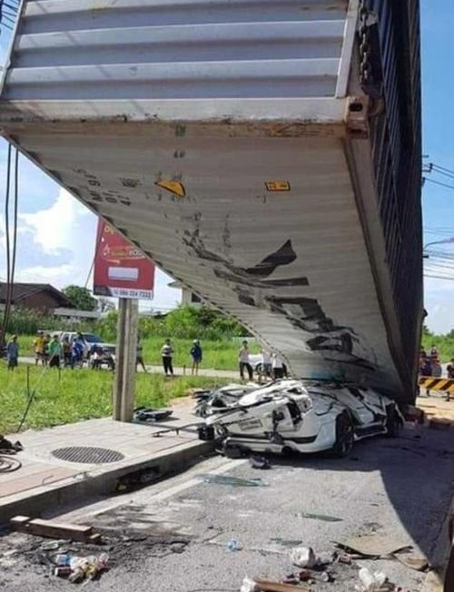 46 tonnás konténer lapította ki autóját, túlélte 1