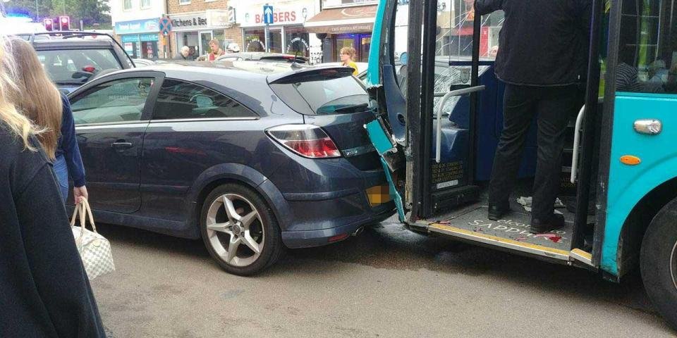 Két tucat autót tört rommá egy busz 1