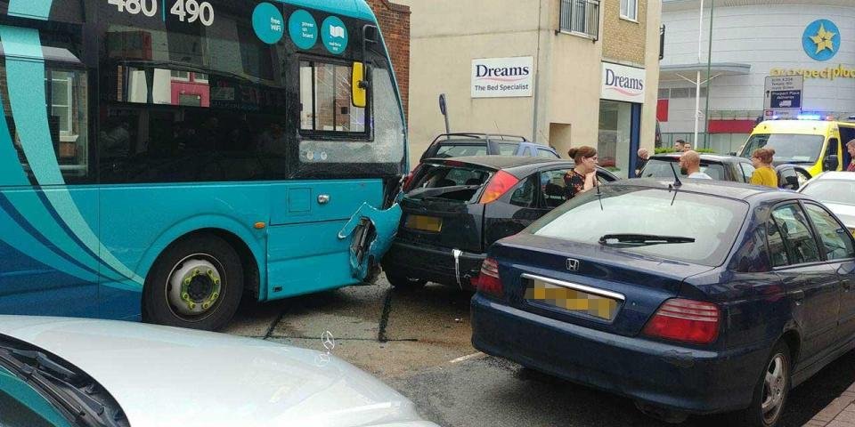 Két tucat autót tört rommá egy busz 15