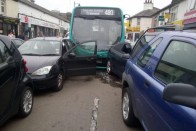 Két tucat autót tört rommá egy busz 17