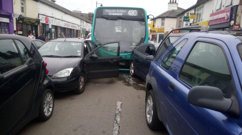 Két tucat autót tört rommá egy busz 4