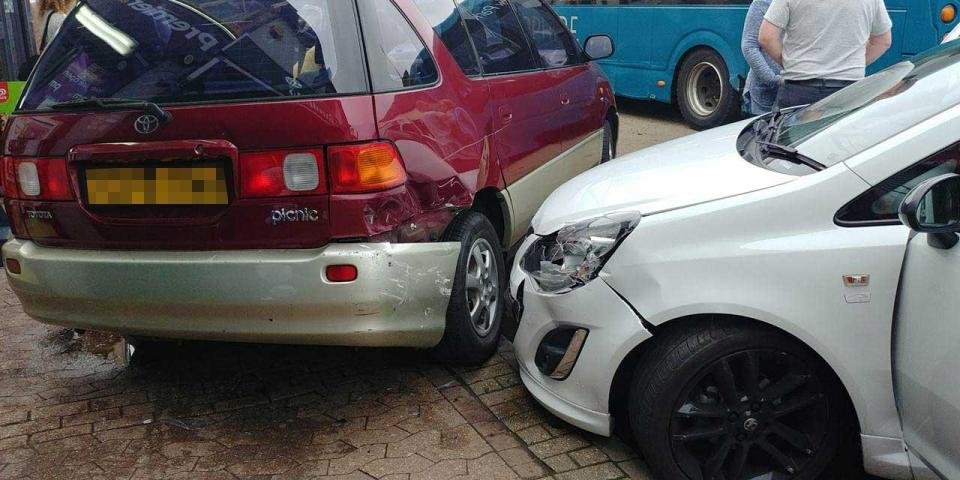 Két tucat autót tört rommá egy busz 5