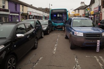 Két tucat autót tört rommá egy busz