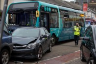 Két tucat autót tört rommá egy busz 22