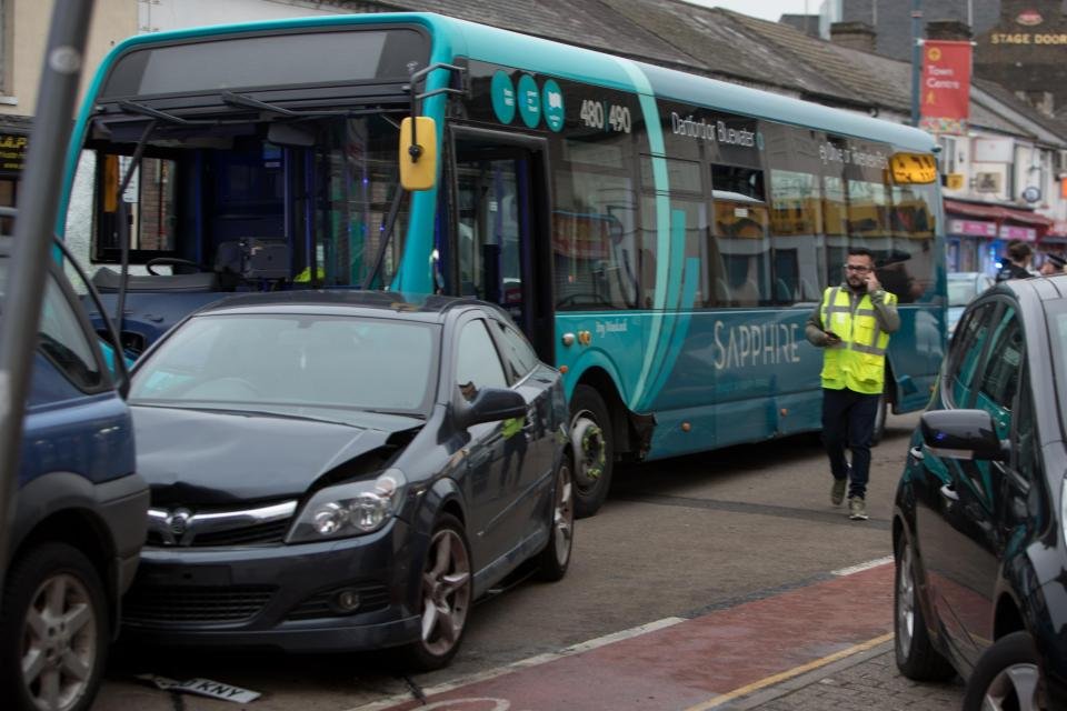 Két tucat autót tört rommá egy busz 9