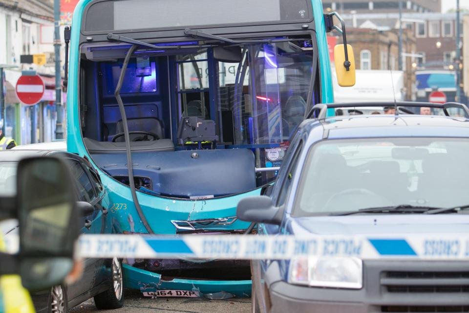 Két tucat autót tört rommá egy busz 10