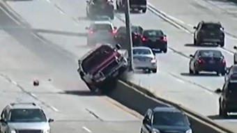 Csokorba szedte a villanyoszlopokat az elszabadult pickup