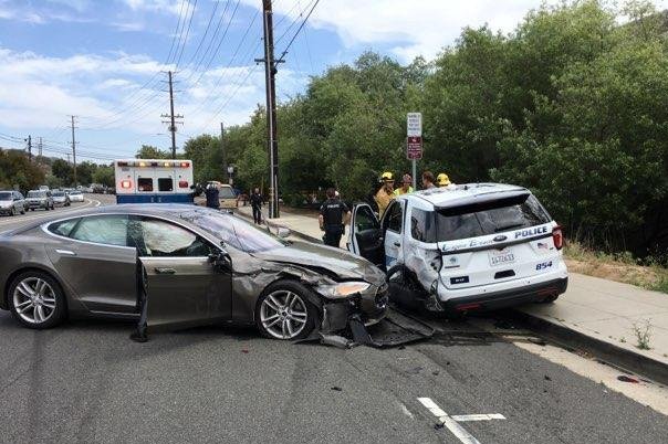 Rendőrautónak vezette a robotpilóta a Teslát 1 | Vezess Rendőrautónak vezette a robotpilóta a Teslát 1