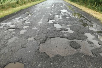 Megépítették az utat, de egy másikat tönkretettek