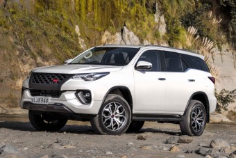 Dögös terepsportkocsi platós kisteherből