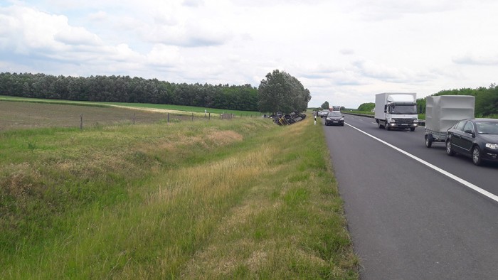 Felborult egy kamion az M5-ösön, másik kettő a balesetet nézve ütközött