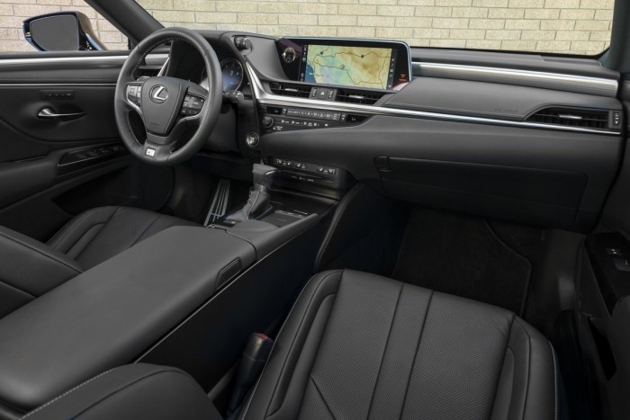 Szabadidőjármű helyett szedánnal robbanthat bankot a Lexus? 1