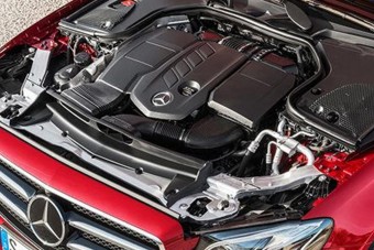 Óriási botrány robbant a Mercedesnél: hatszázezer járművet is visszahívhatnak