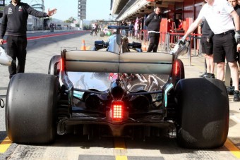 F1: Soha nem látott lámpák a Mercedesen - videó