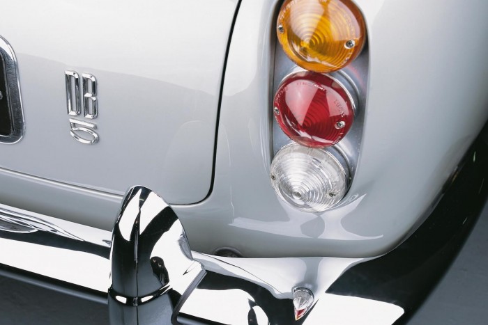 Most megkaparinthatod James Bond autóját