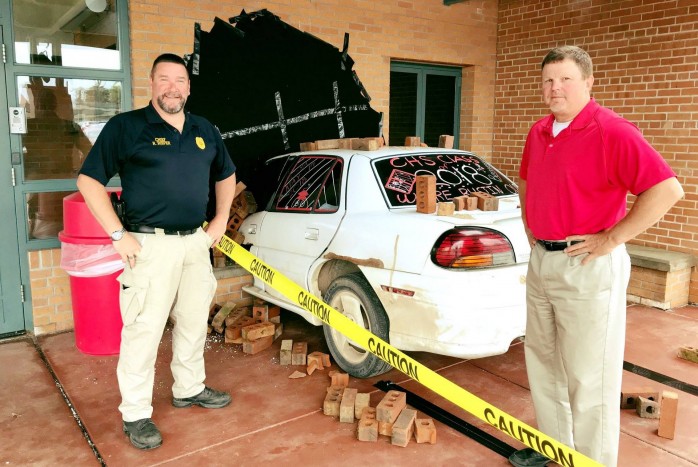 Gratuláltak a rendőrök a ballagók tréfájához 1 | Vezess Gratuláltak a rendőrök a ballagók tréfájához 1