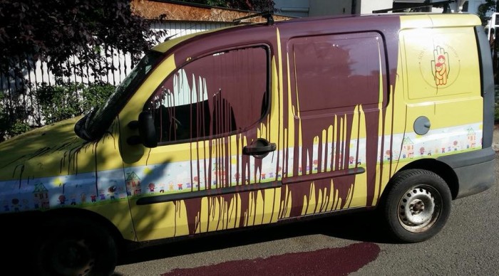 Meggyalázták a magyar gyereksegítők autóját