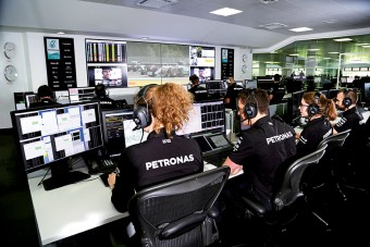 F1: Besétált egy vadkacsa a Mercedes központjába