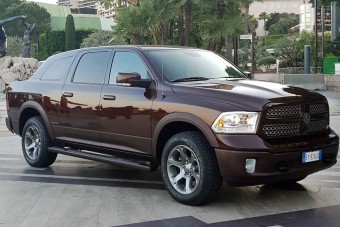 Luxusautót varázsoltak ebből az amerikai platósból