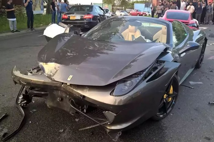 Megukra hagyták az összetört sportkocsikat 5