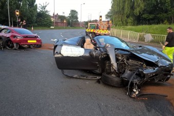 Megukra hagyták az összetört sportkocsikat