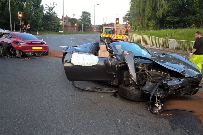 Megukra hagyták az összetört sportkocsikat