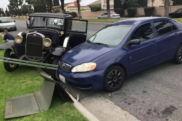 90 éves autót zúzott le a telefonozó sofőr