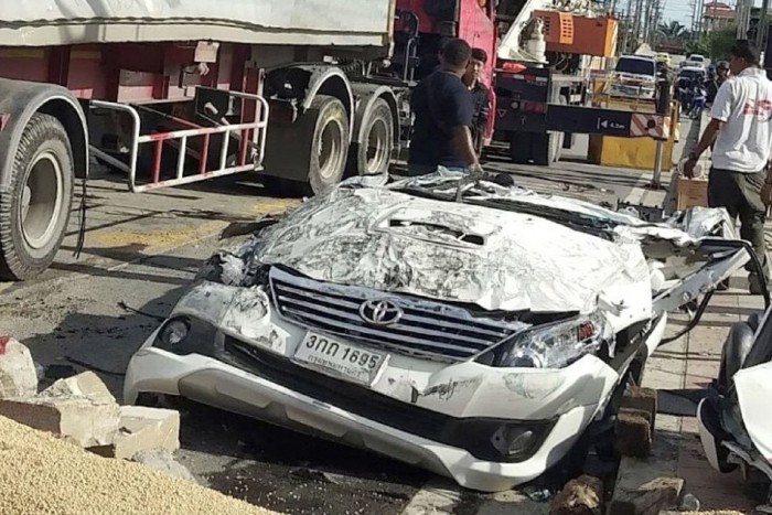 Kamion préselte össze ezt az autót 6 | Vezess Kamion préselte össze ezt az autót 6