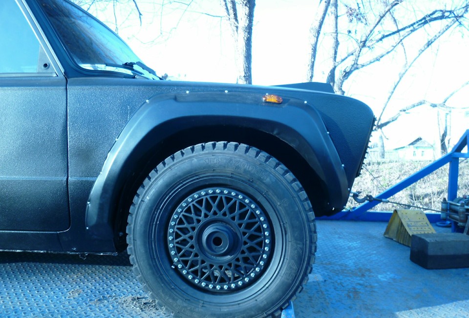 Menő fekete szörny lett a nagyapától ajándékba kapott Ladából 5