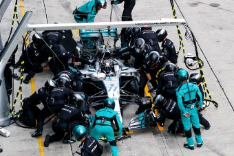 F1: Szabálytalan volt a Mercedes, de megúszta