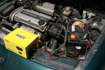 Picit kiakadt a szomszéd az hazai autósra, aki Pakson tölti az akkumulátort