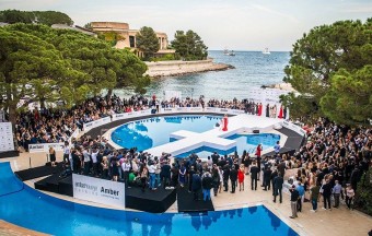 Öltönyre cserélték az overallt az F1-esek