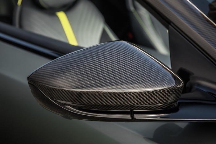 Új zászlóshajó az Aston Martintól 6