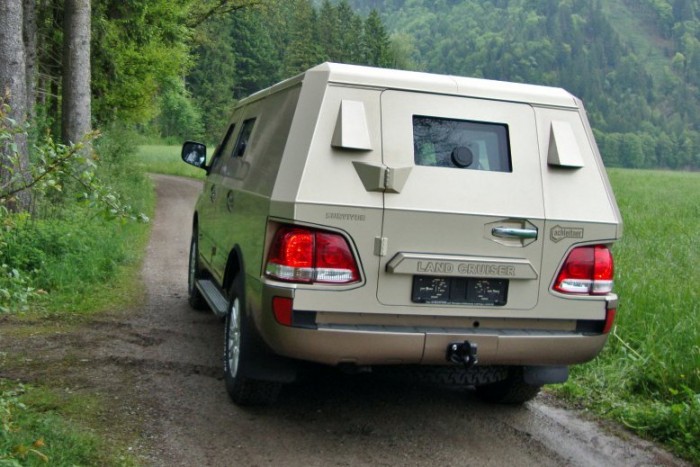 Tirolban életmentő Land Cruiserek teremnek 7