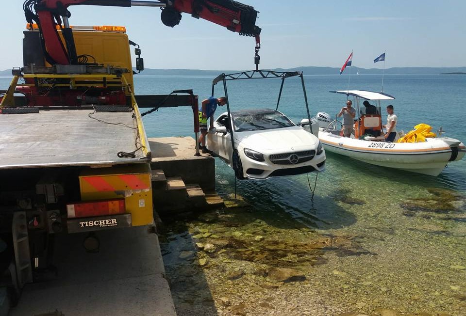 Tengerfenékre parkolt egy luxus-Mercedes az Adrián 3