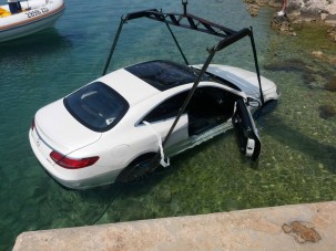 Tengerfenékre parkolt egy luxus-Mercedes az Adrián