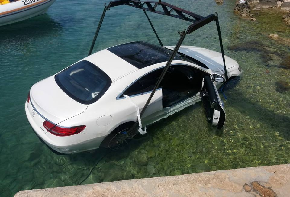 Tengerfenékre parkolt egy luxus-Mercedes az Adrián 2