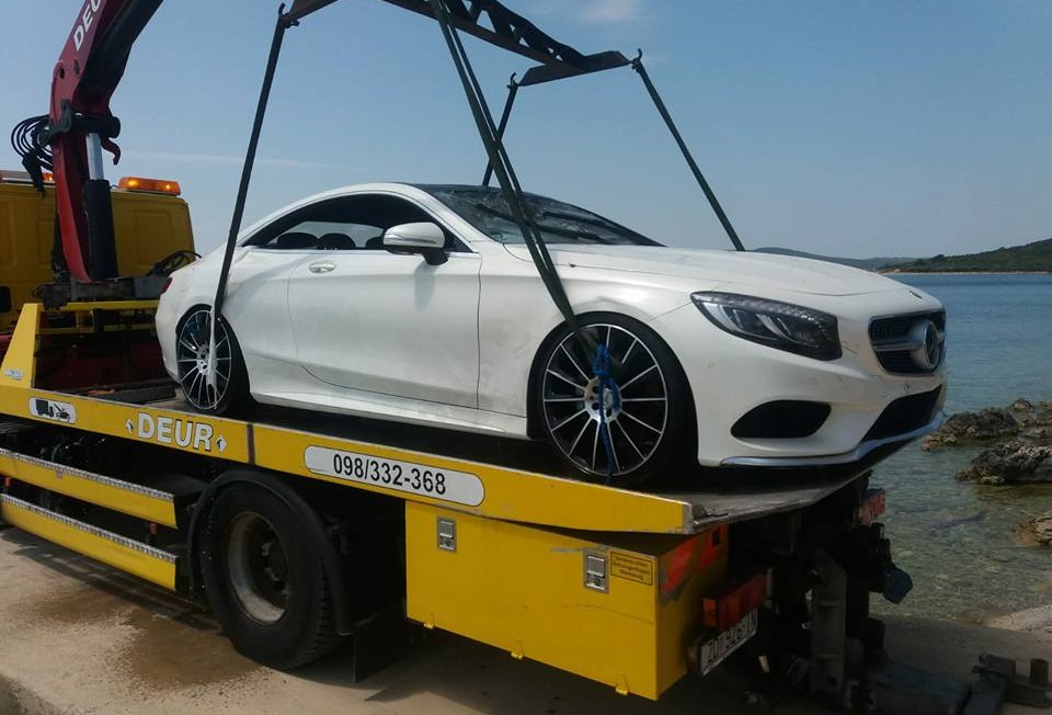 Tengerfenékre parkolt egy luxus-Mercedes az Adrián 4