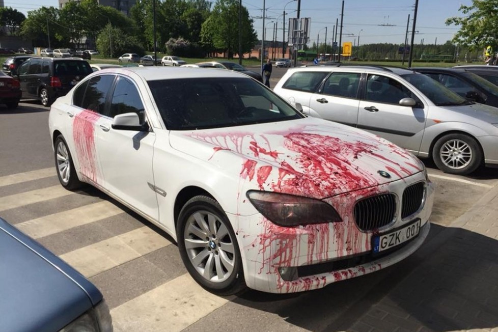 Feltűnő bosszút álltak egy tilosban hagyott BMW-n 1